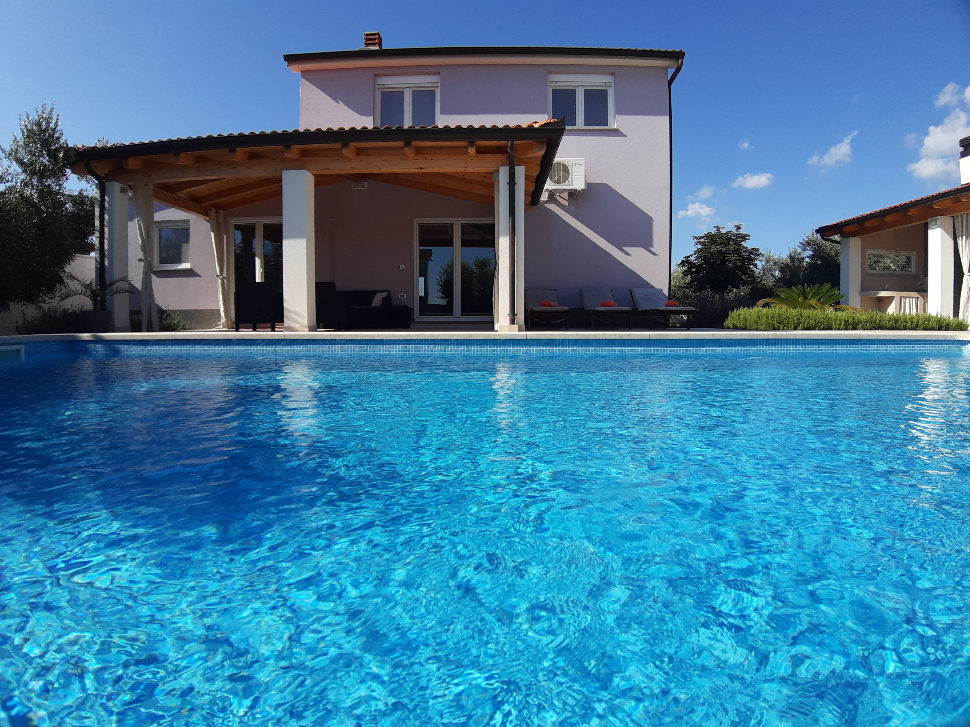 Eine wunderbare und familiere Villa auf zwei Etage, mit Pool