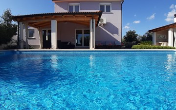 Meravigliosa villa con una piscina all'aperto, su due piani