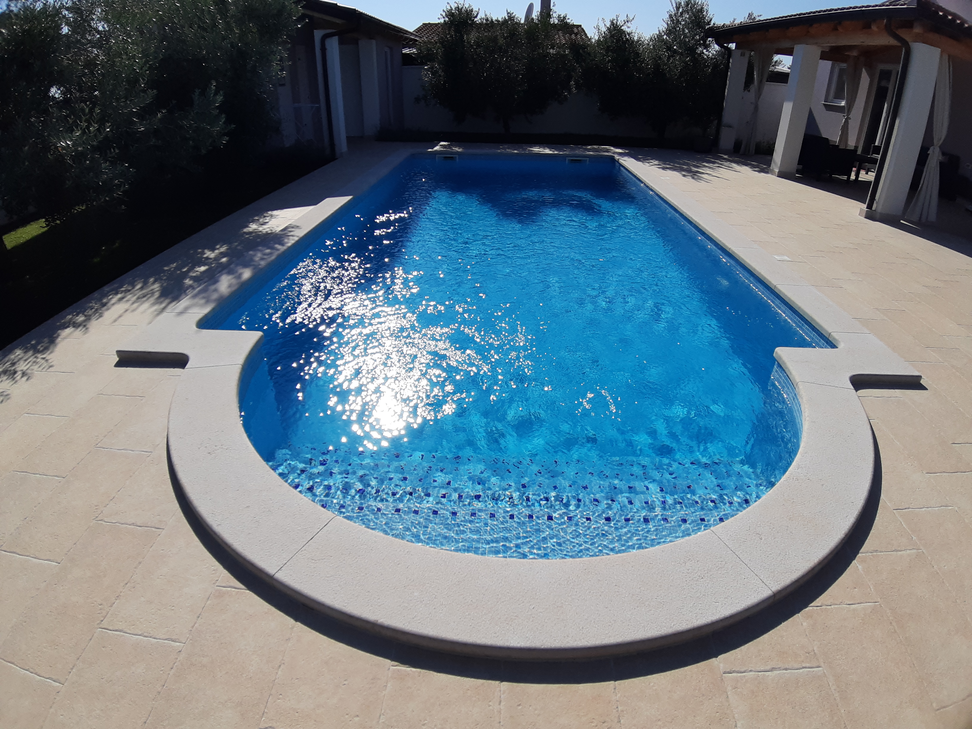 Eine wunderbare und familiere Villa auf zwei Etage, mit Pool