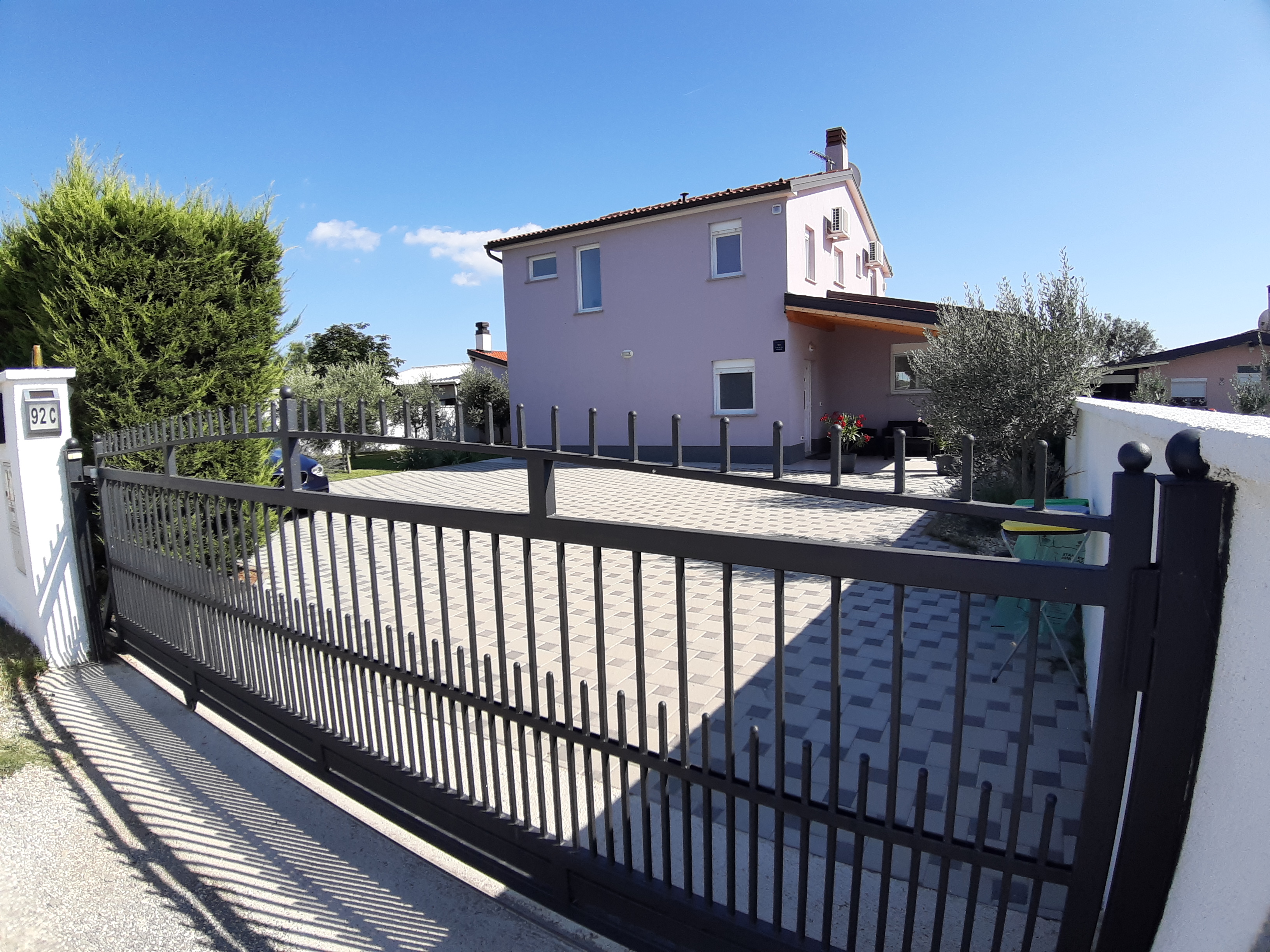 Eine wunderbare und familiere Villa auf zwei Etage, mit Pool