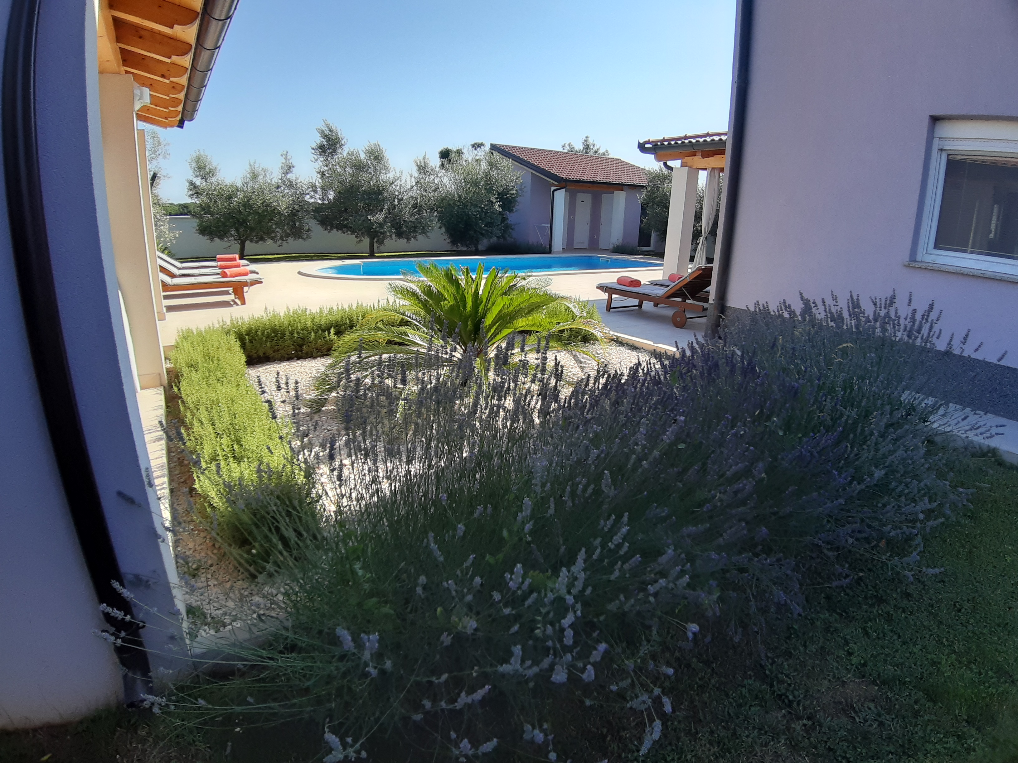 Eine wunderbare und familiere Villa auf zwei Etage, mit Pool