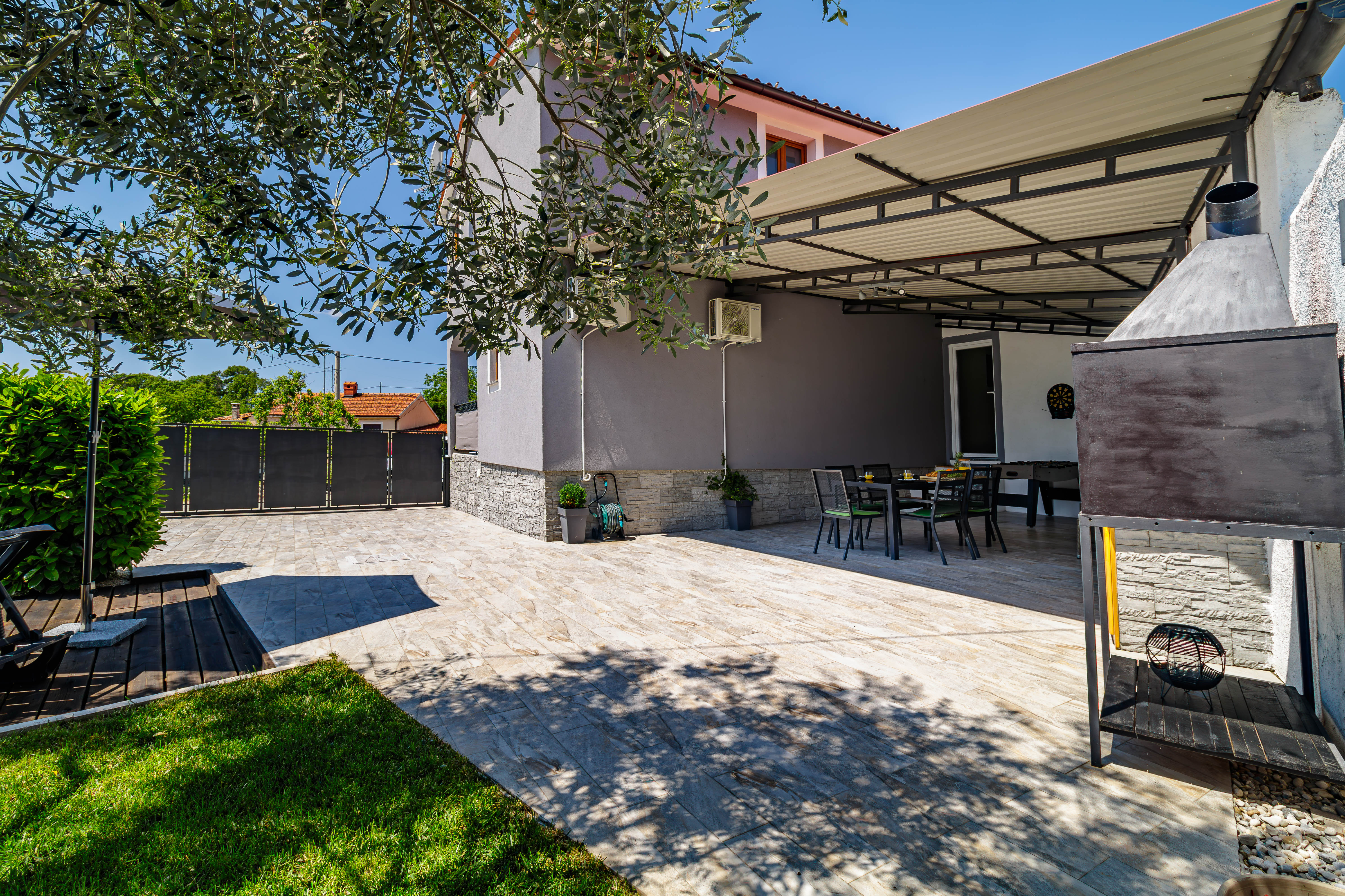 Charming house with swimming pool and garden for up to 6 people