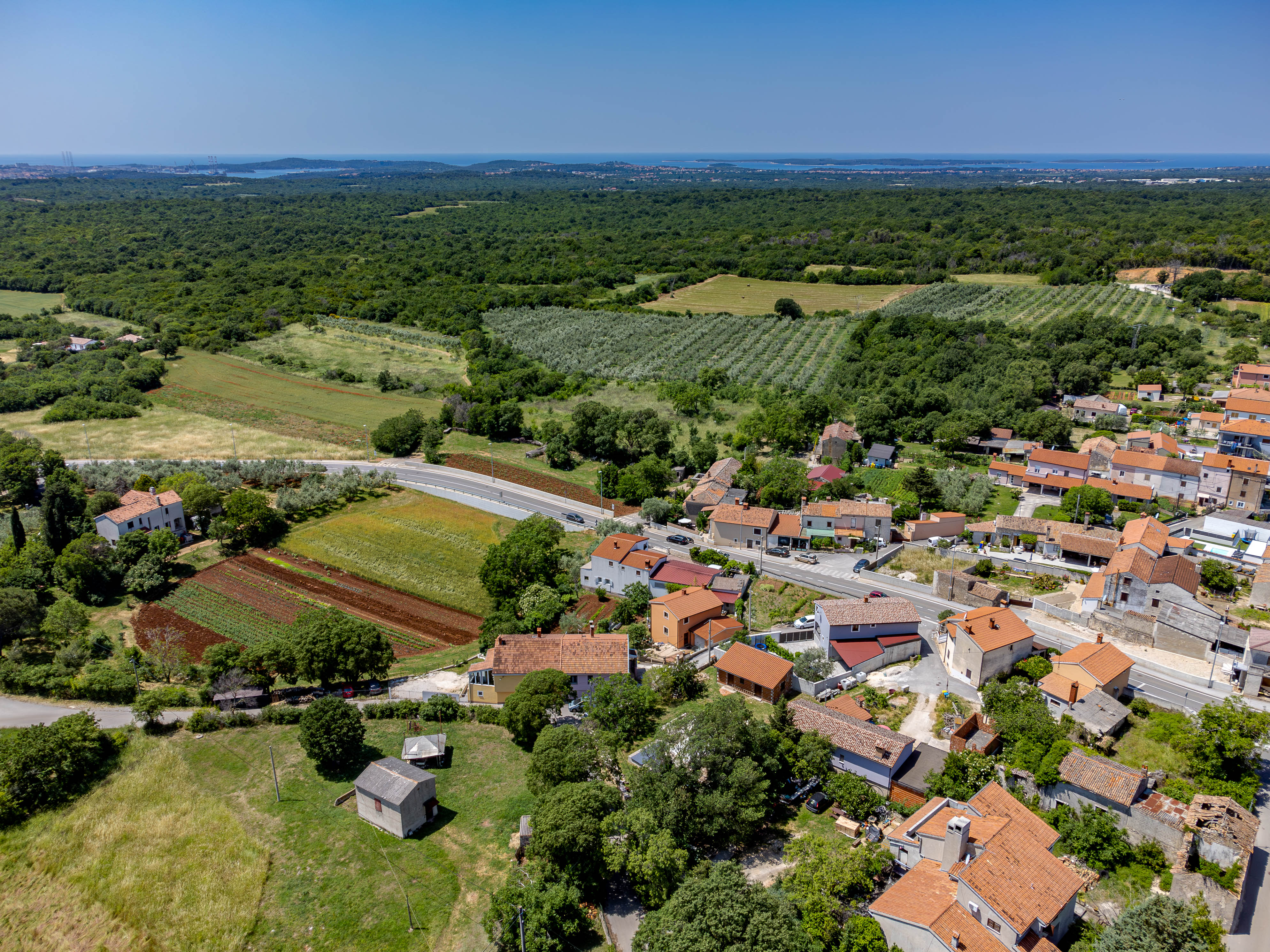 Charming house with swimming pool and garden for up to 6 people