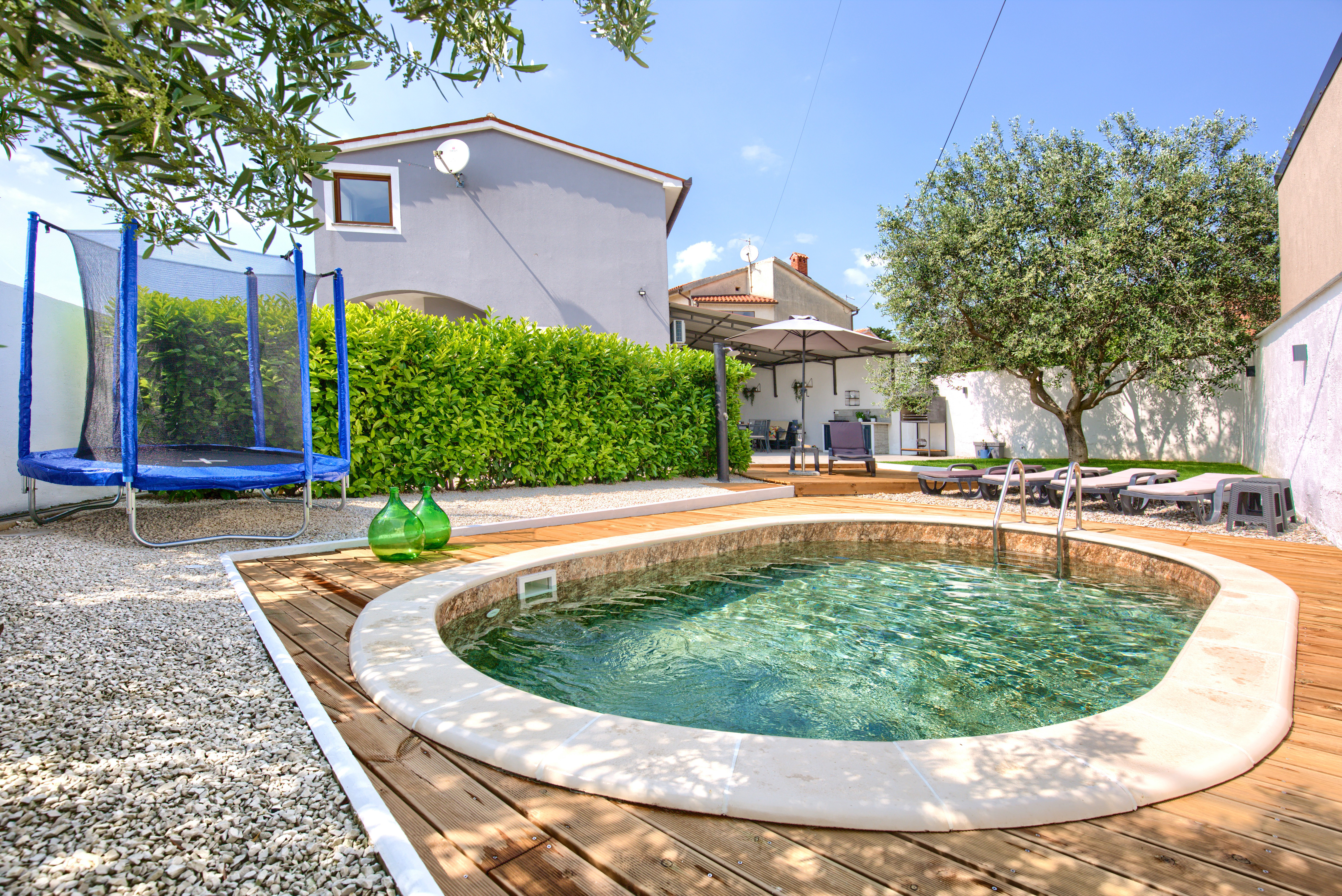 Charming house with swimming pool and garden for up to 6 people