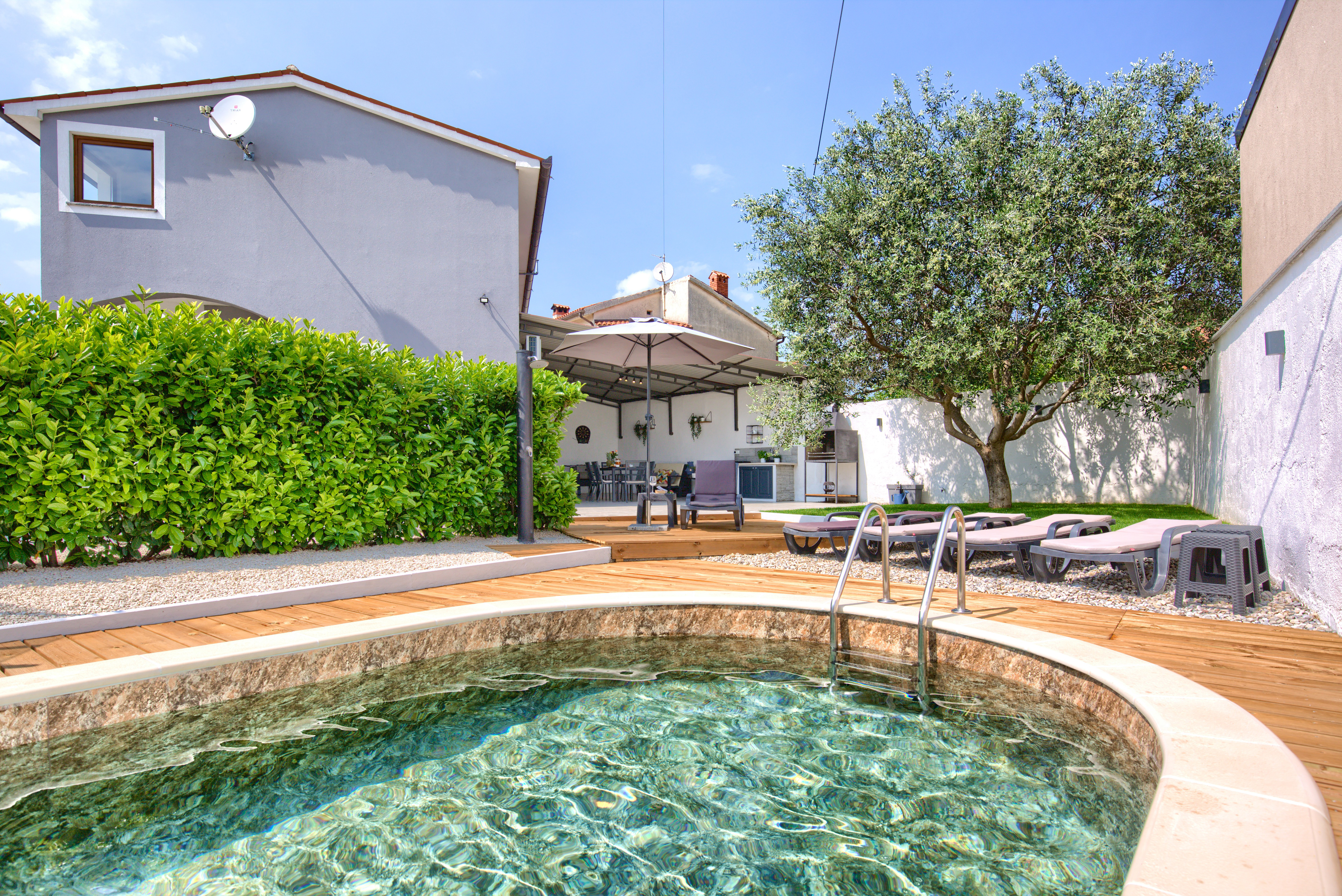 Charming house with swimming pool and garden for up to 6 people