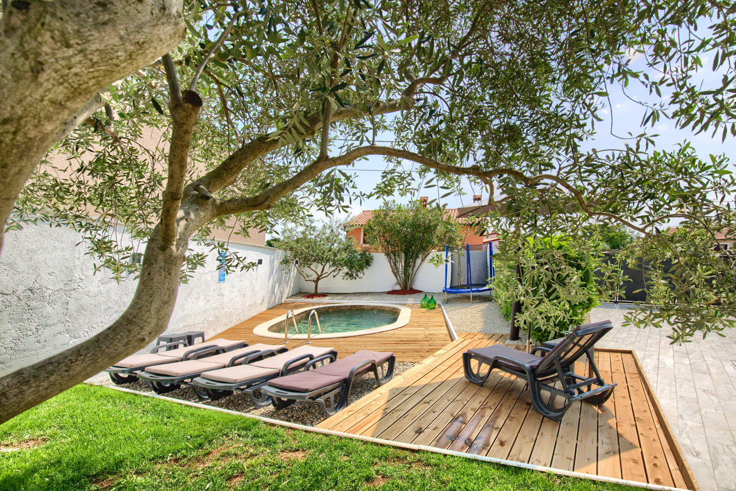 Charming house with swimming pool and garden for up to 6 people