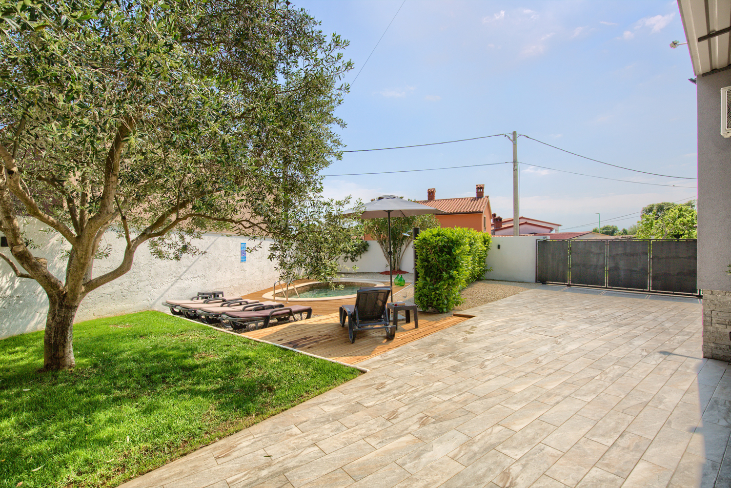 Charming house with swimming pool and garden for up to 6 people