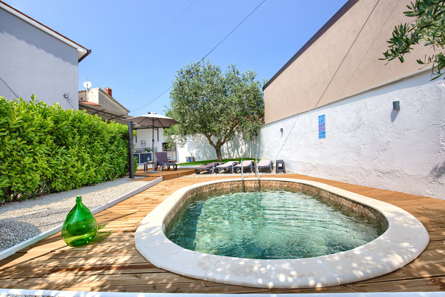 Charming house with swimming pool and garden for up to 6 people