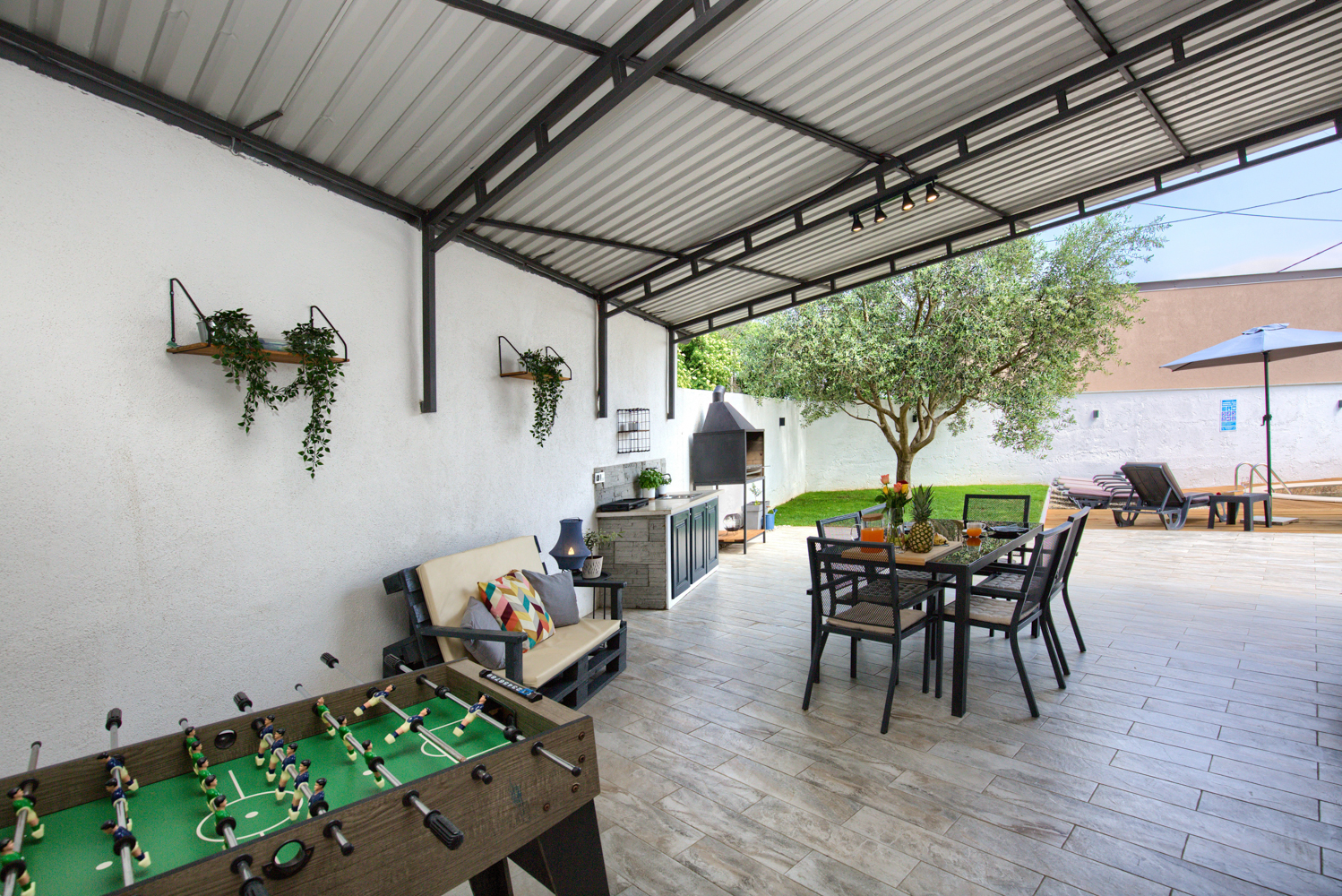 Charming house with swimming pool and garden for up to 6 people