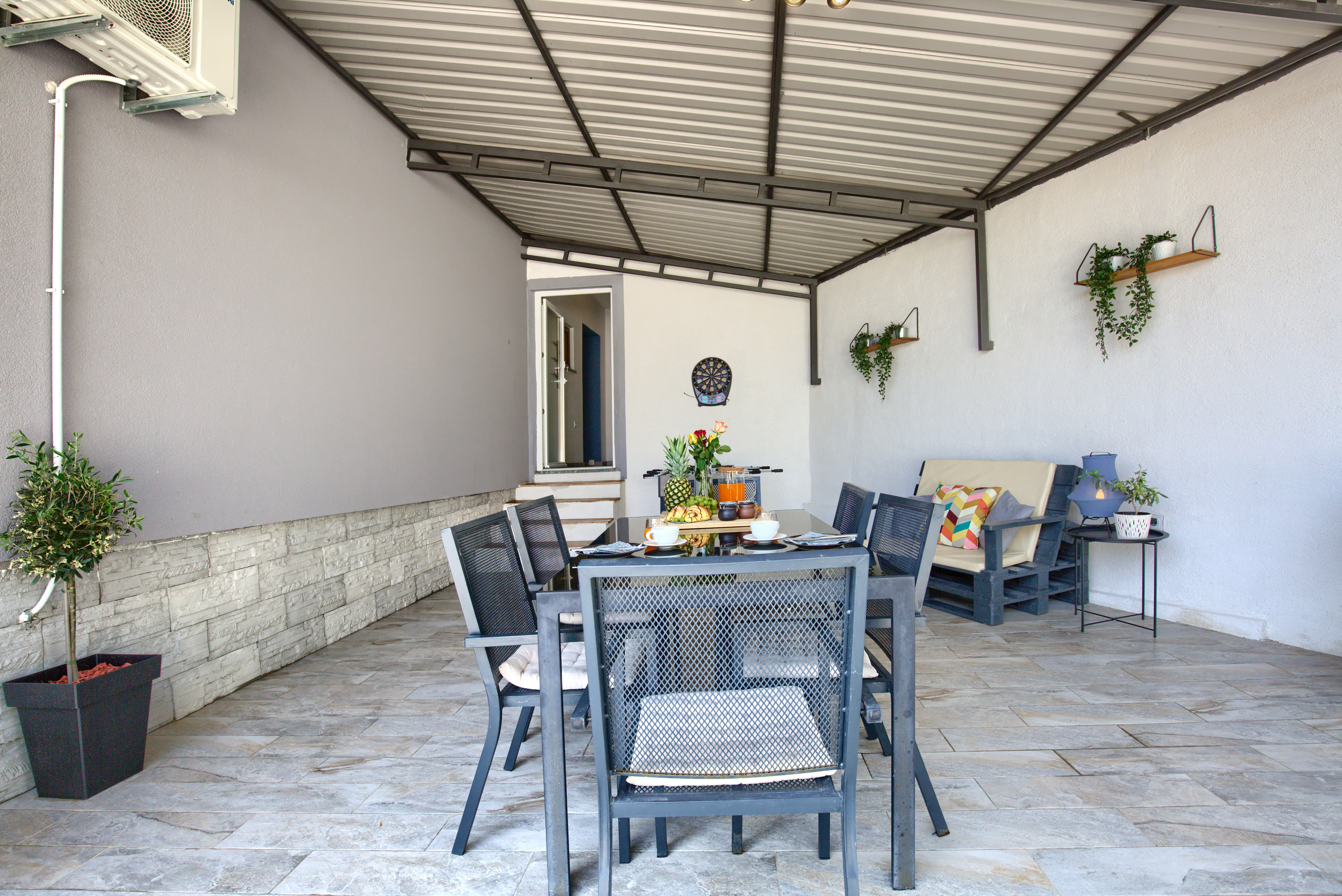 Charming house with swimming pool and garden for up to 6 people