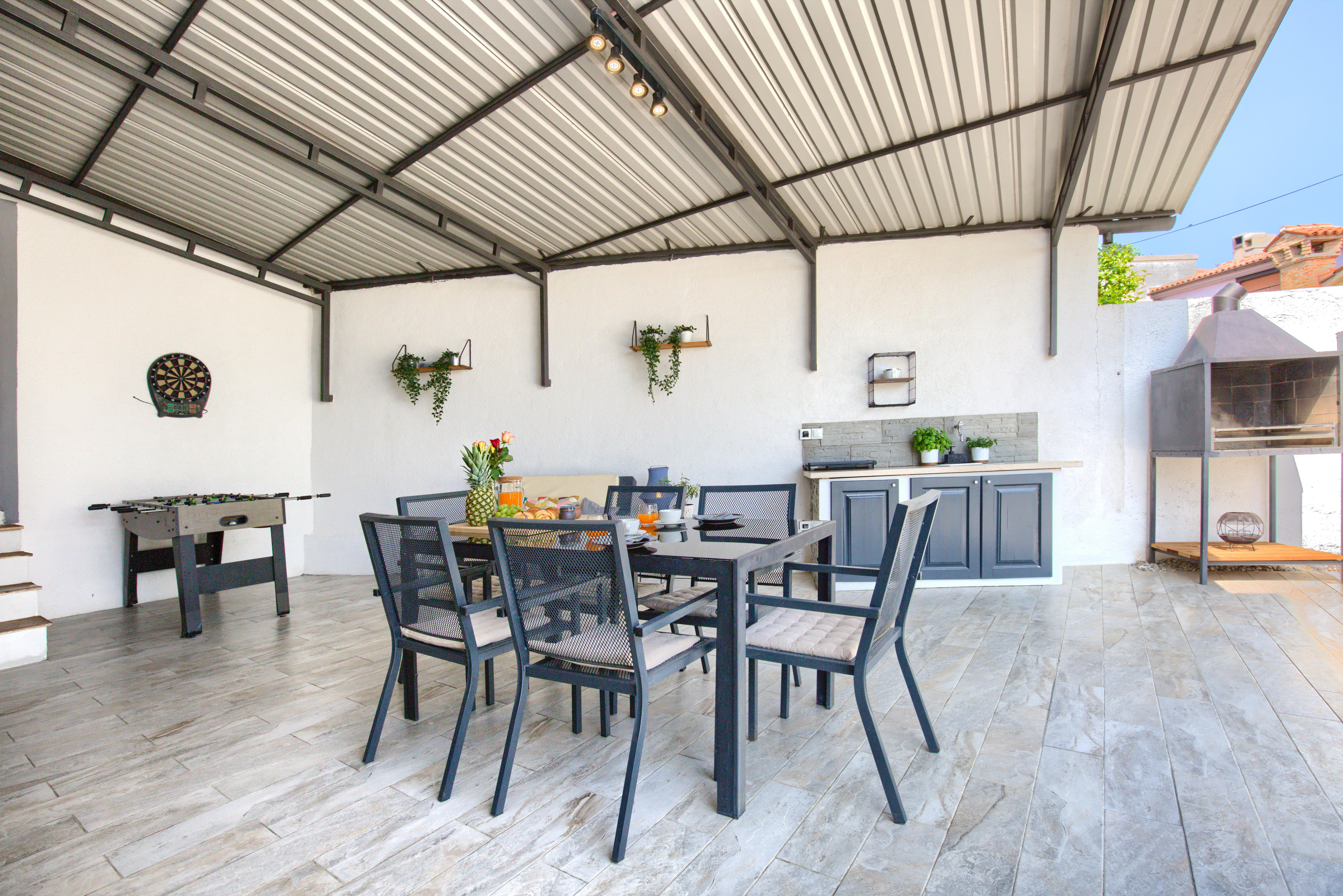 Charming house with swimming pool and garden for up to 6 people