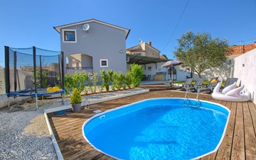 Simpatična kuća s bazenom i ograđenim dvorištem za do 6 osoba
