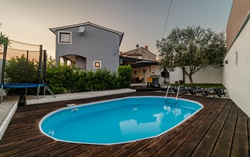 Simpatična kuća s bazenom i ograđenim dvorištem za do 6 osoba