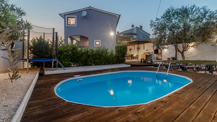 Simpatična kuća s bazenom i ograđenim dvorištem za do 6 osoba, 8