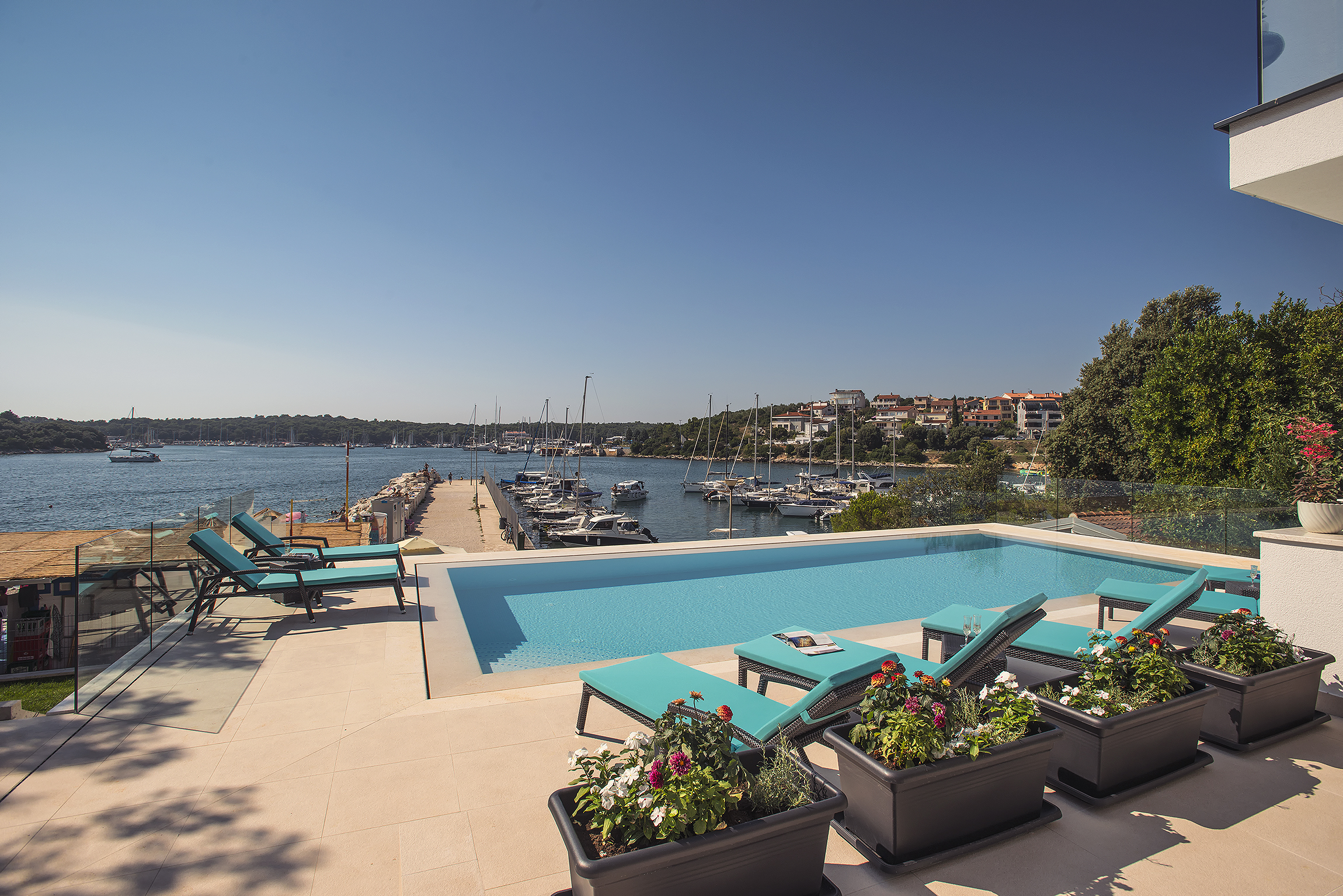 Zauberhafte Villa in Pula mit traumhaftem Pool, direkt am Strand