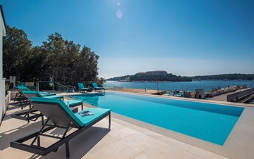 Enchanting villa in Pula with gorgeous pool directly on the beach