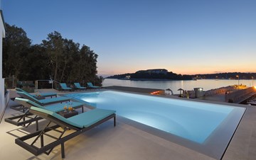 Incantevole villa a Pula con piscina, direttamente sulla spiaggia