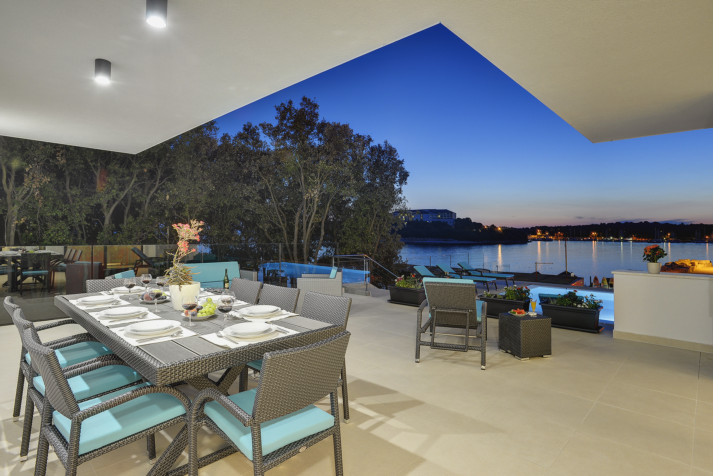 Zauberhafte Villa in Pula mit traumhaftem Pool, direkt am Strand