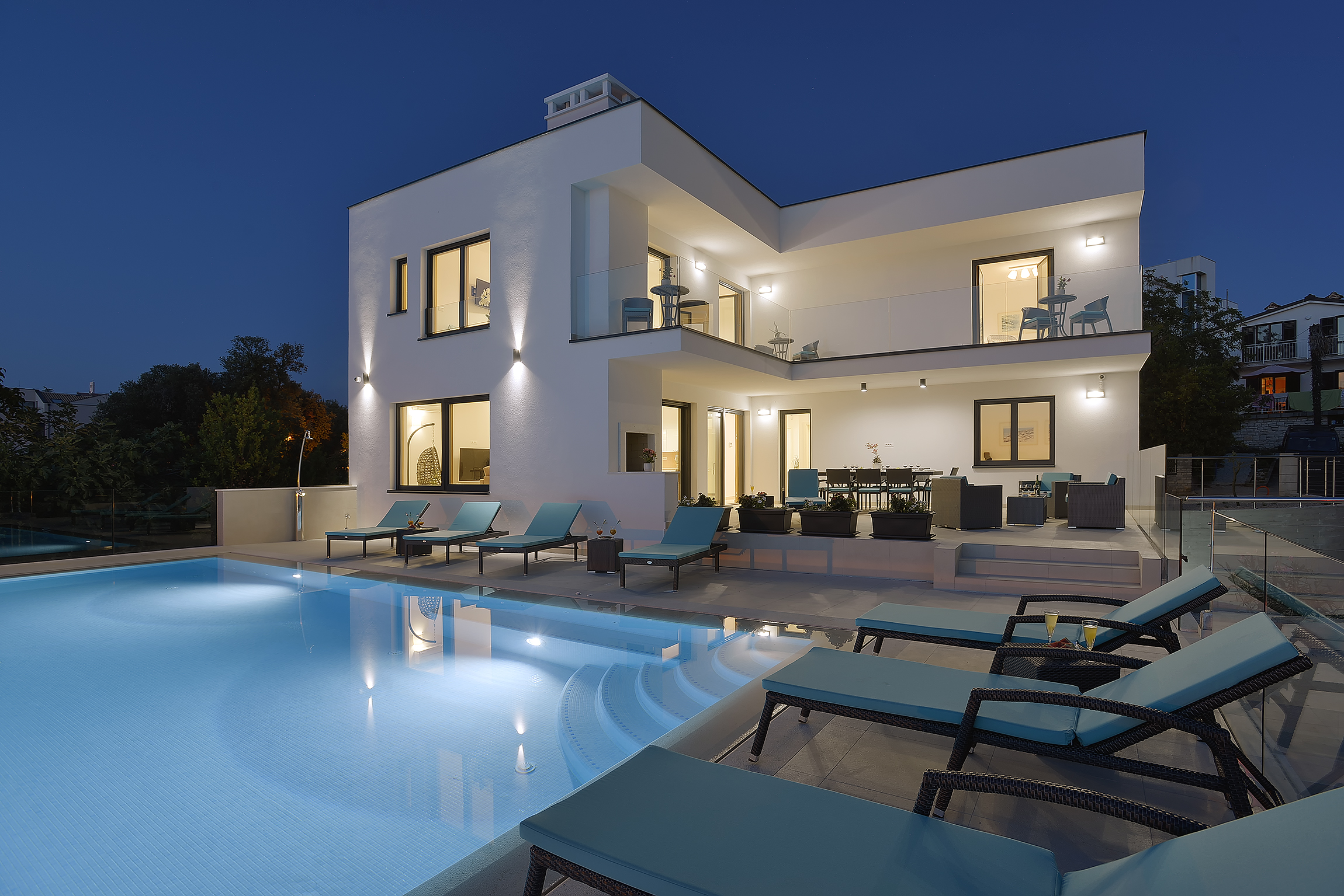 Zauberhafte Villa in Pula mit traumhaftem Pool, direkt am Strand