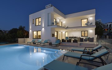 Enchanting villa in Pula with gorgeous pool directly on the beach