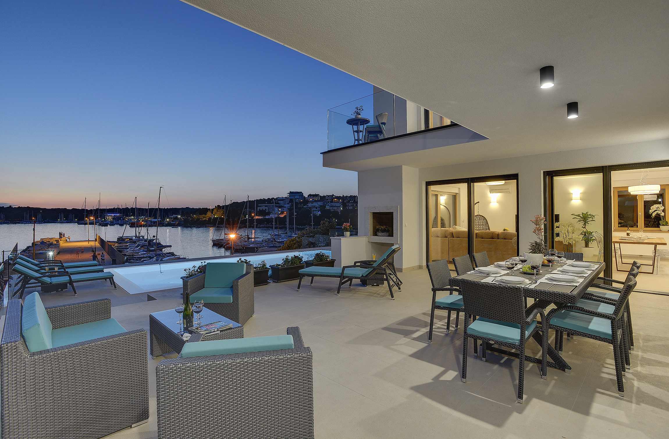 Zauberhafte Villa in Pula mit traumhaftem Pool, direkt am Strand