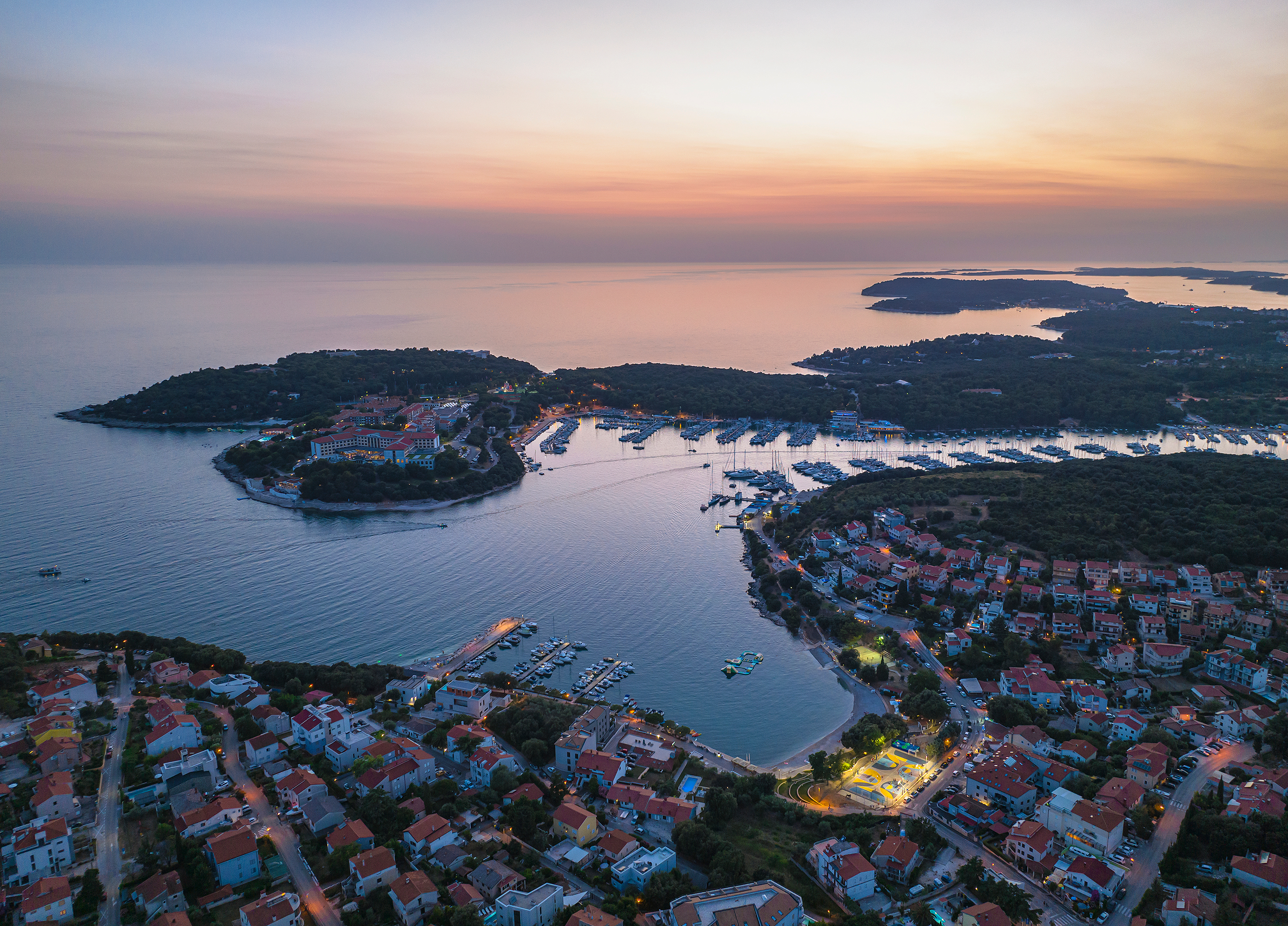 Zauberhafte Villa in Pula mit traumhaftem Pool, direkt am Strand