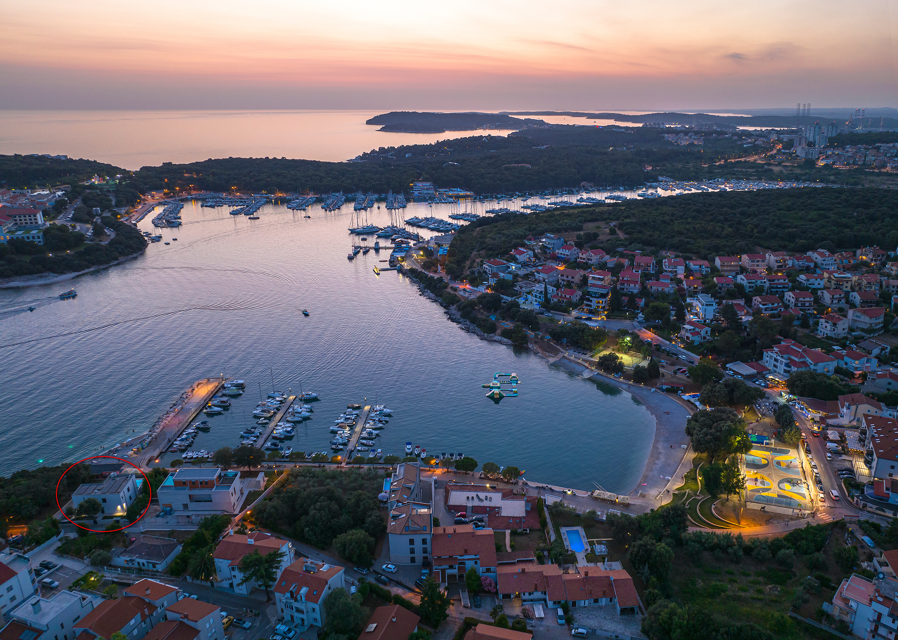 Zauberhafte Villa in Pula mit traumhaftem Pool, direkt am Strand