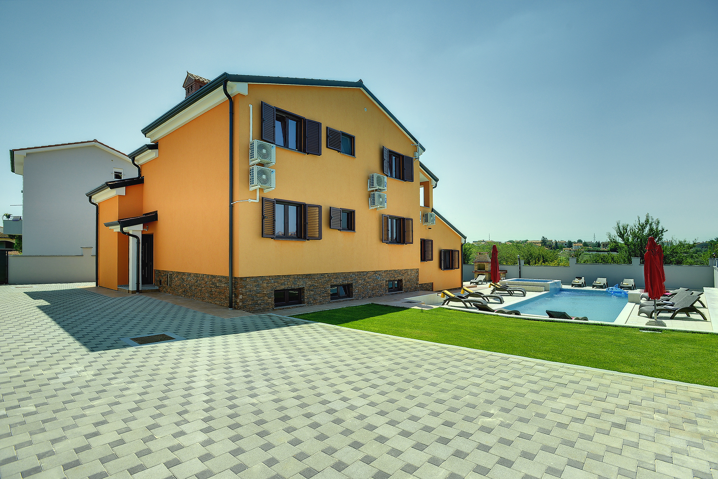 Spacious villa in Pula with pool and jacuzzi for 14 persons