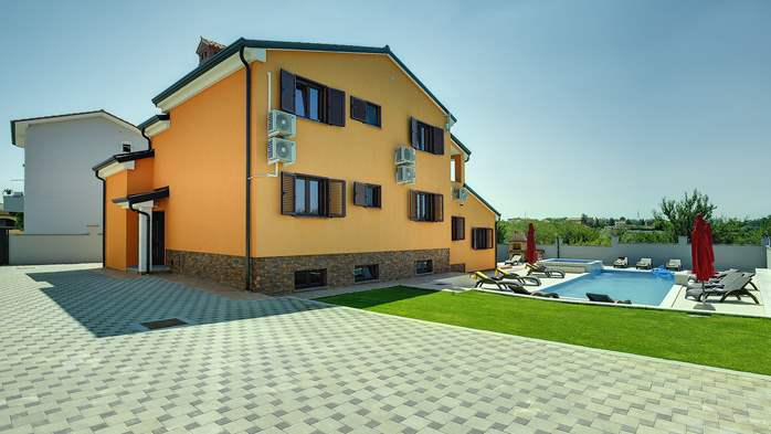 Spacious villa in Pula with pool and jacuzzi for 14 persons, 10