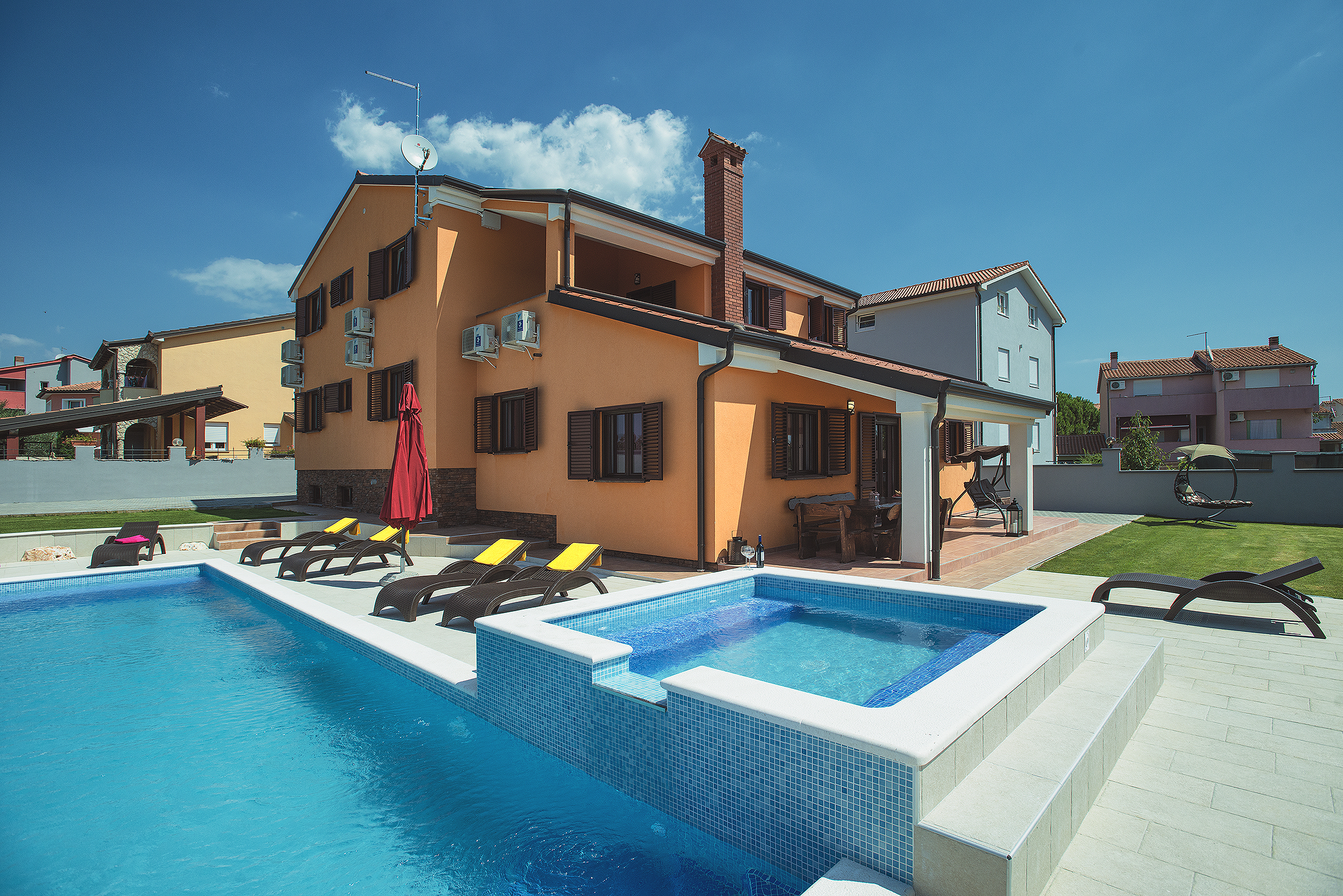 Spacious villa in Pula with pool and jacuzzi for 14 persons