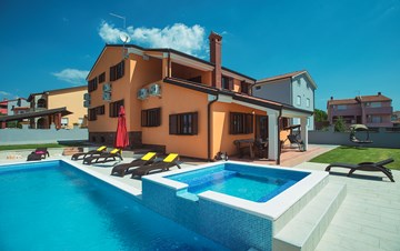 Spaziosa villa a Pula con piscina e jacuzzi, per 14 persone