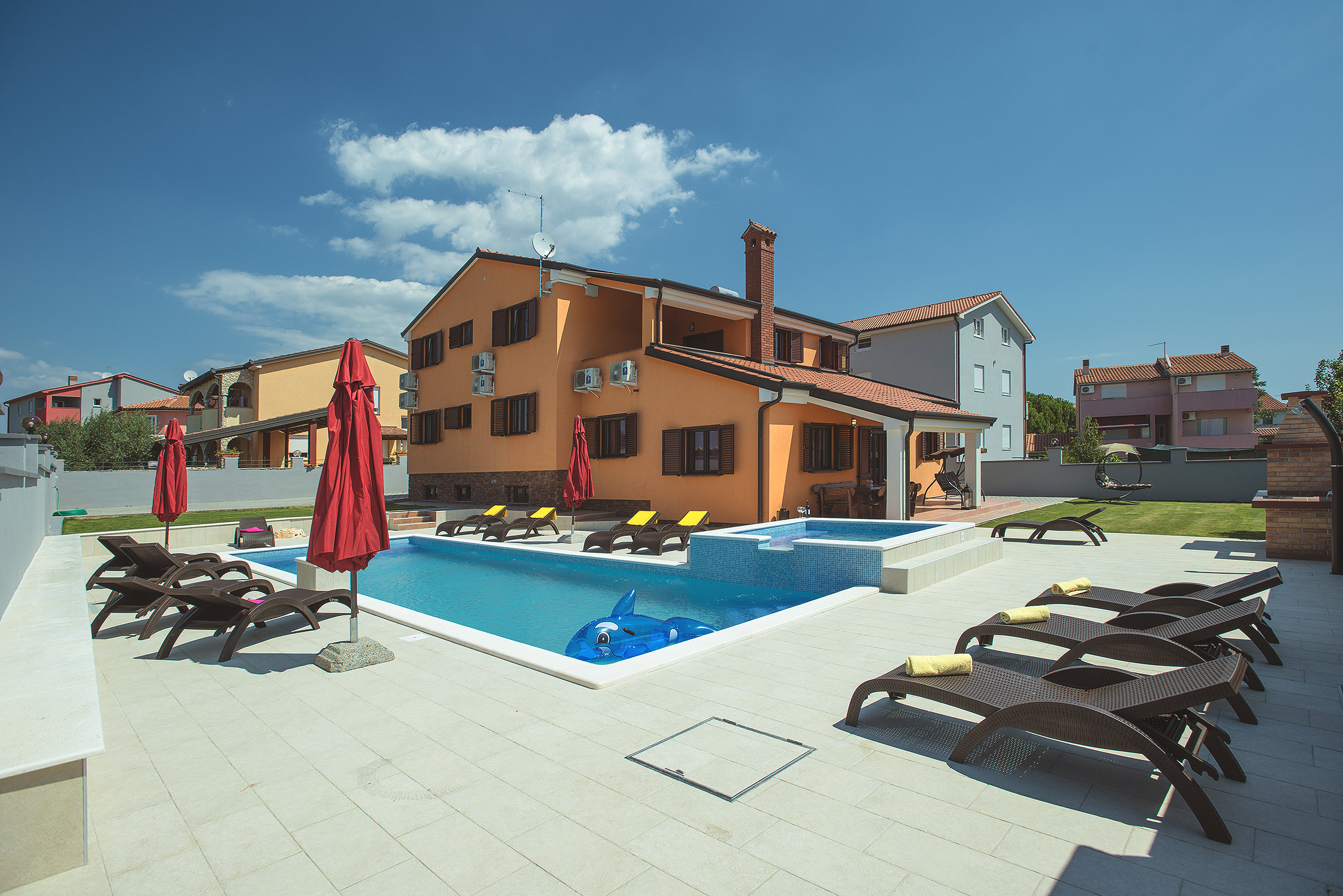 Spacious villa in Pula with pool and jacuzzi for 14 persons