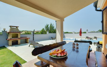 Spacious villa in Pula with pool and jacuzzi for 14 persons