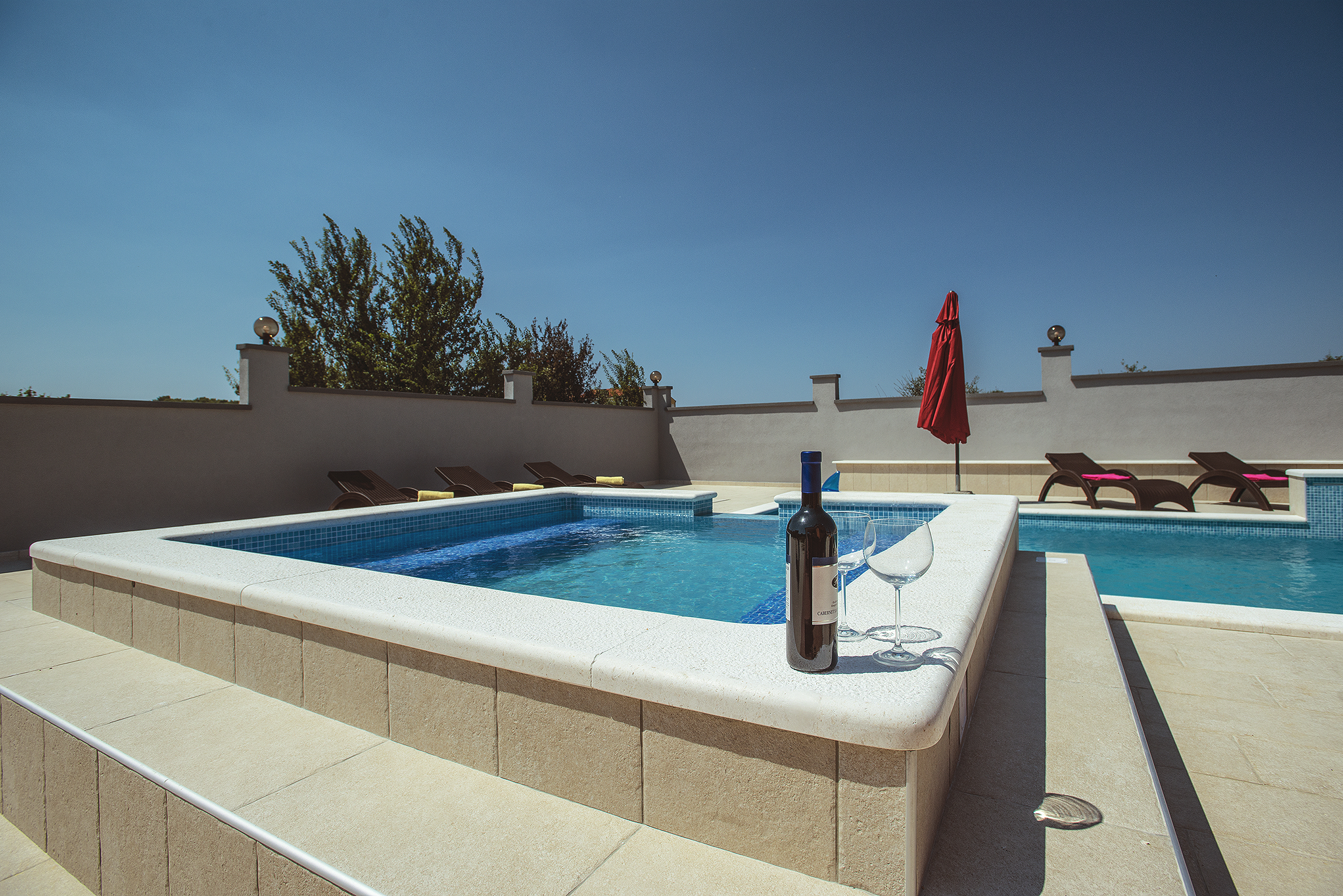 Spacious villa in Pula with pool and jacuzzi for 14 persons