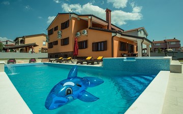 Spaziosa villa a Pula con piscina e jacuzzi, per 14 persone