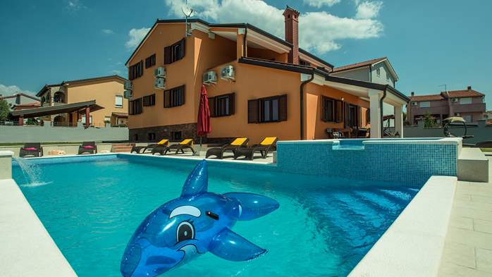 Spacious villa in Pula with pool and jacuzzi for 14 persons, 5