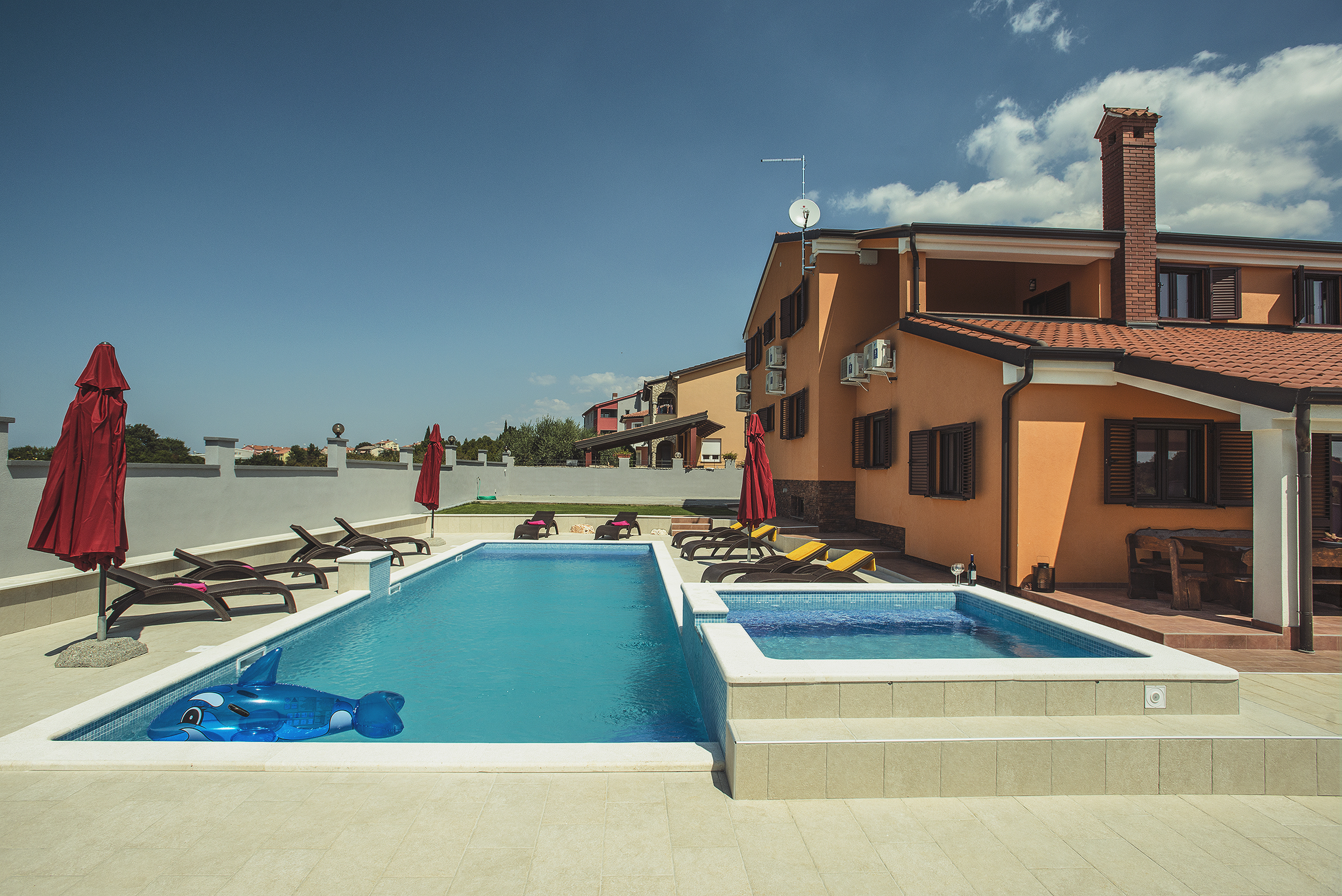 Spacious villa in Pula with pool and jacuzzi for 14 persons