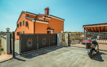 Spacious villa in Pula with pool and jacuzzi for 14 persons