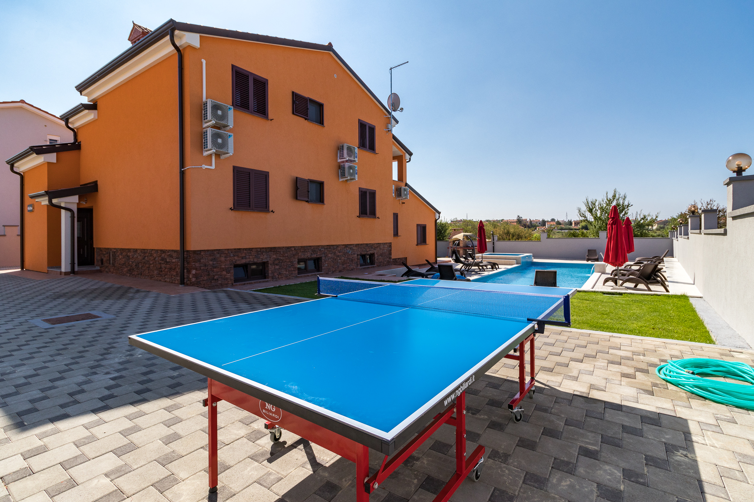 Spacious villa in Pula with pool and jacuzzi for 14 persons