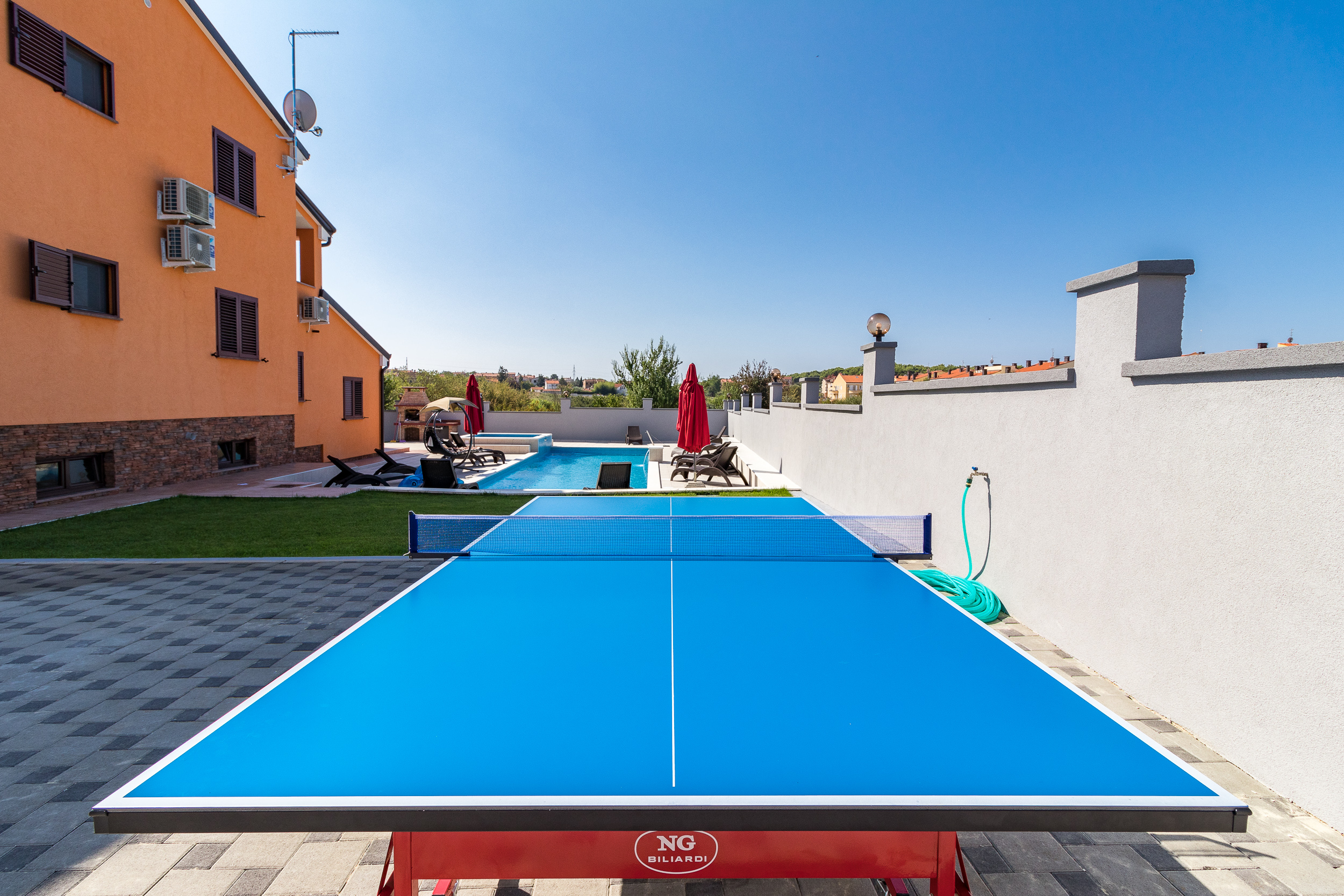 Spacious villa in Pula with pool and jacuzzi for 14 persons