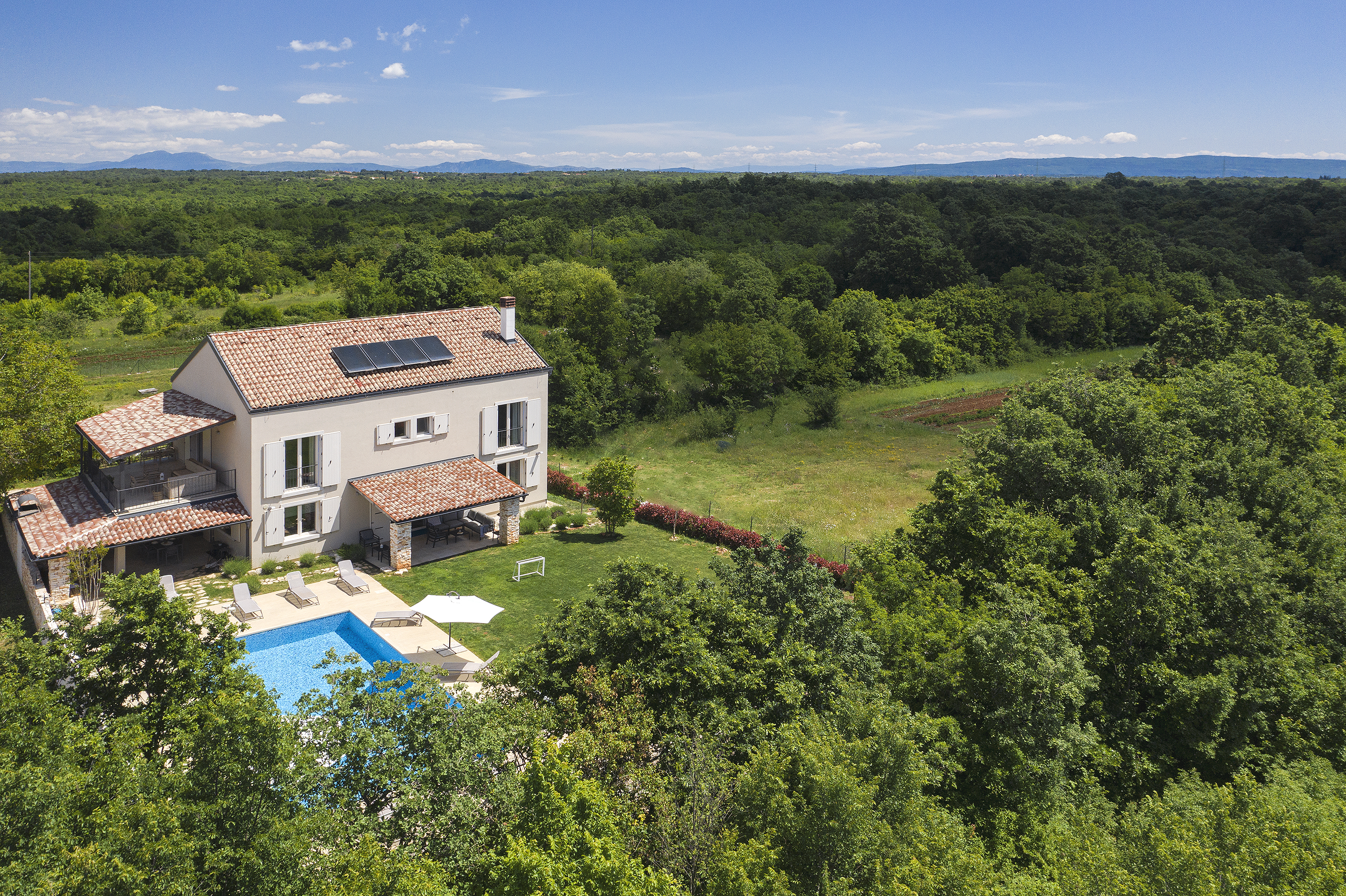 Beautiful villa with private swimming pool, gym and jacuzzi