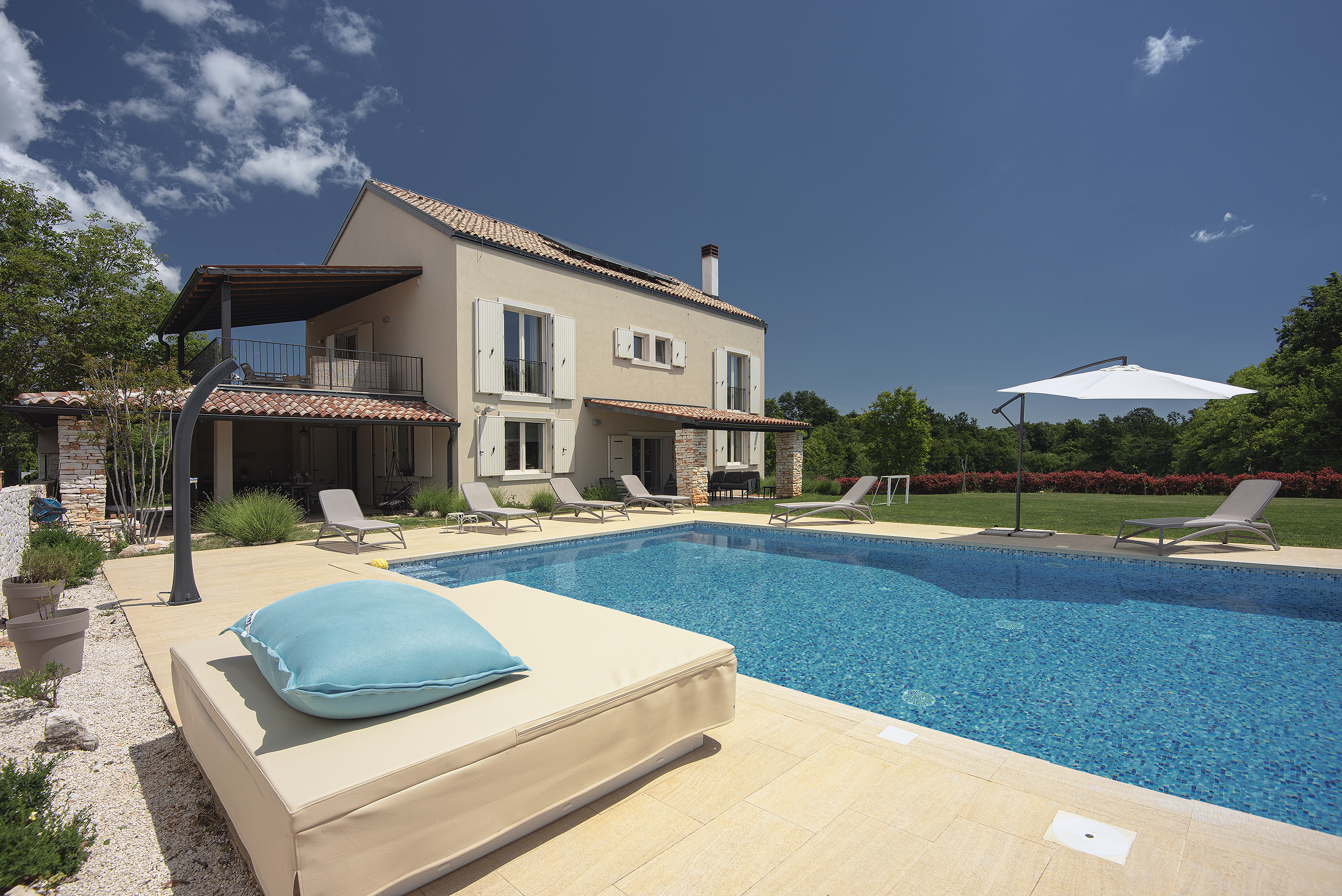 Beautiful villa with private swimming pool, gym and jacuzzi