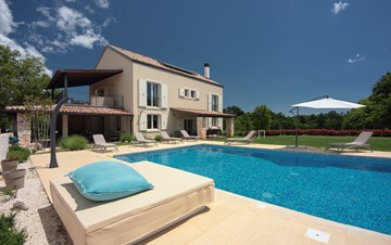 Beautiful villa with private swimming pool, gym and jacuzzi
