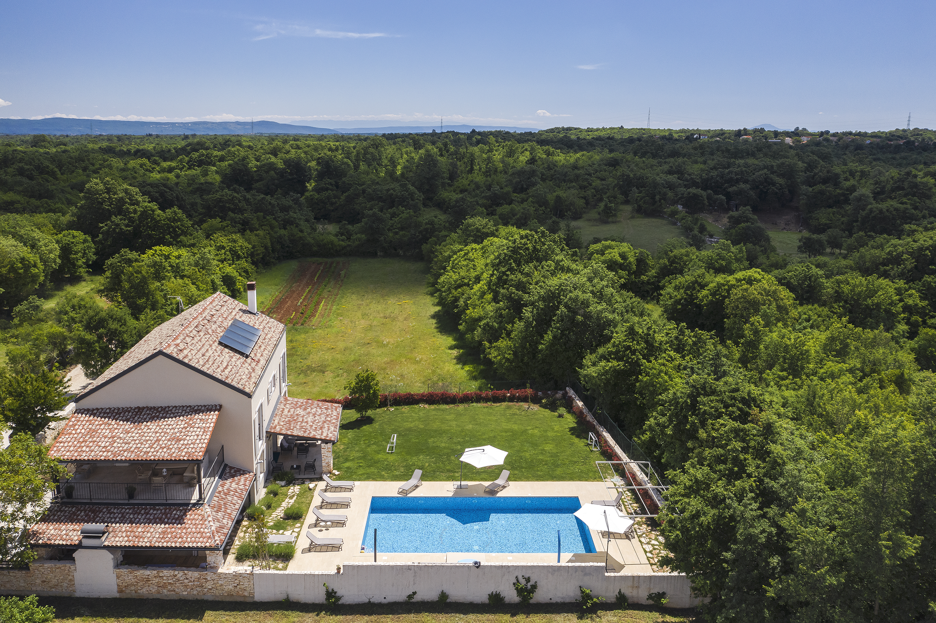 Beautiful villa with private swimming pool, gym and jacuzzi