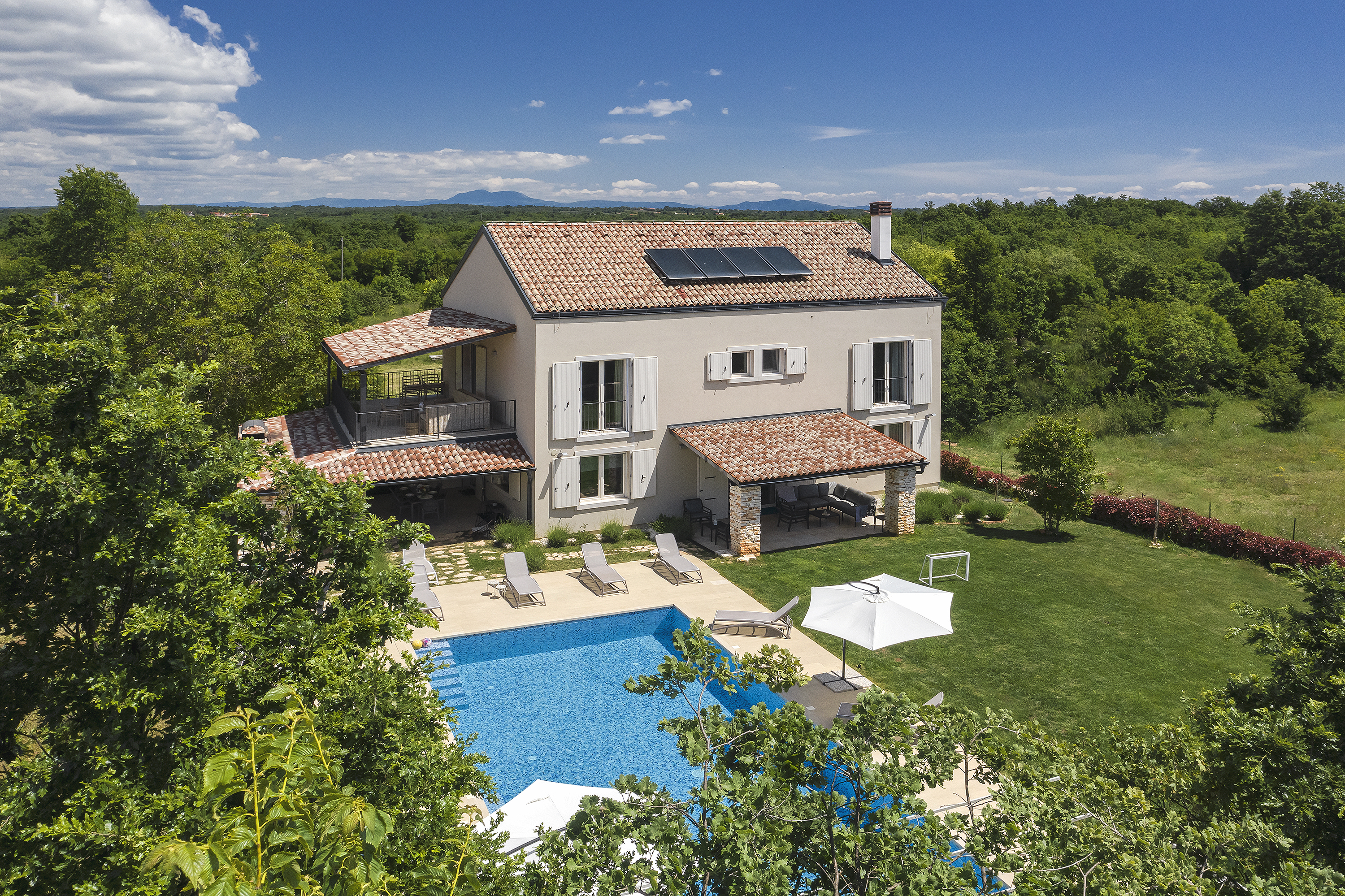 Beautiful villa with private swimming pool, gym and jacuzzi