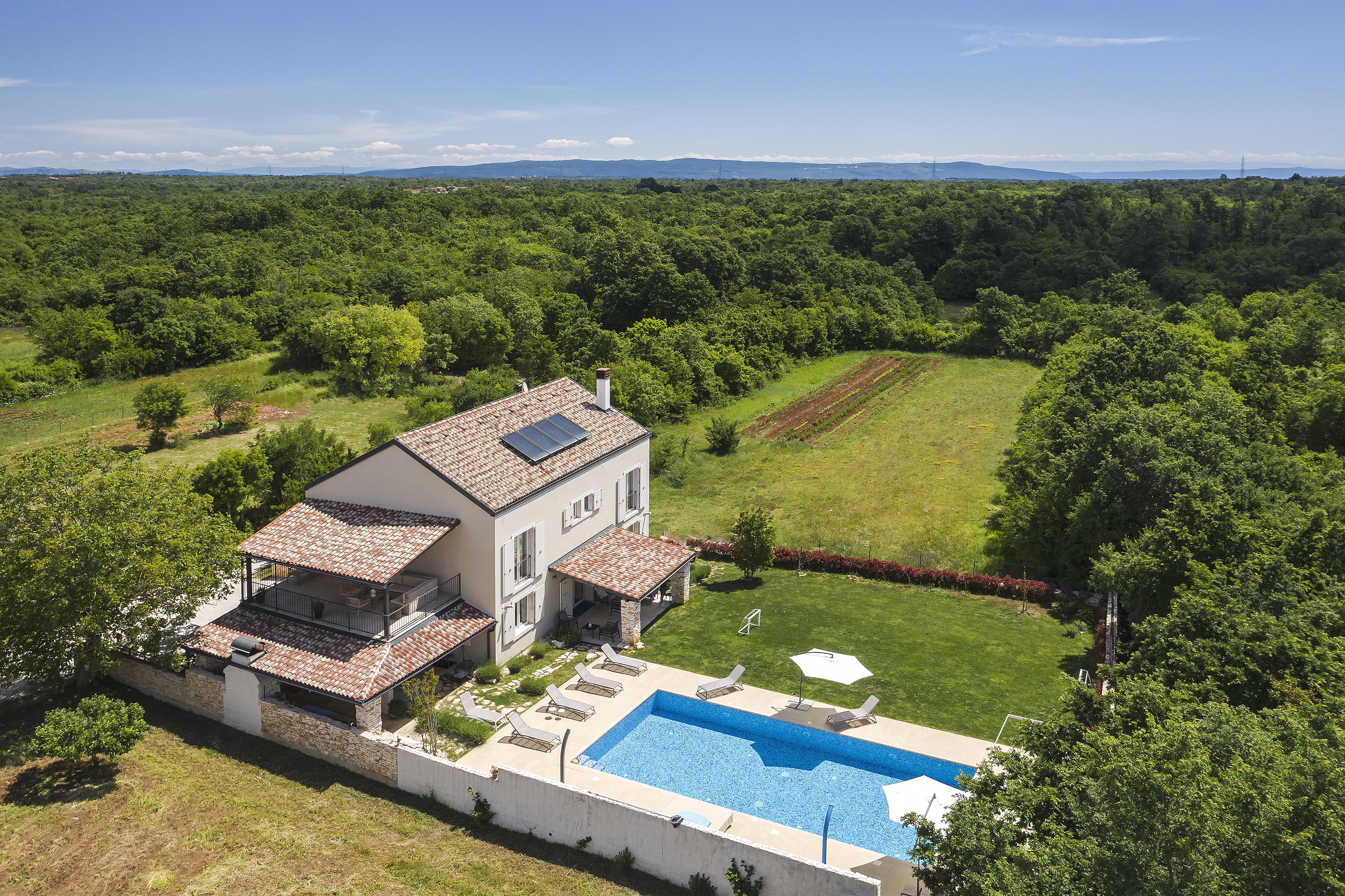 Beautiful villa with private swimming pool, gym and jacuzzi