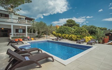 Villa a Banjole con piscina e splendida vista mare
