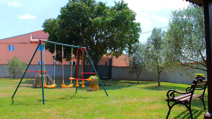 Komfortable Haus bietet einen Kinderspielplatz, Garten, WLAN, BBQ, 8