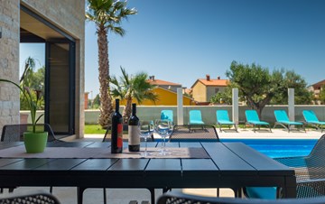Luxury villa in Pula with heated pool and Jacuzzi for ten persons