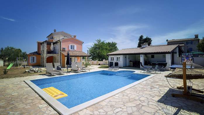 Fantastic villa with outdoor pool and jacuzzi for 10 persons, 2